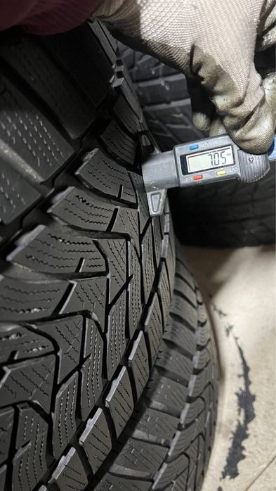 Пара зимової гуми 275/35/19
