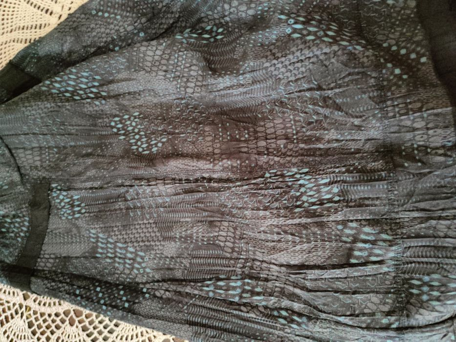 Sukienka damska z długim rękawem.