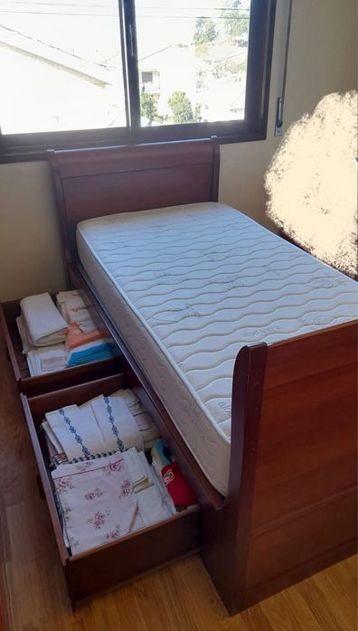 Cama de solteiro com estrado e colchão, mais 1 cobertor e 1 colcha.