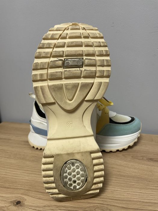 Кросівки жіночі 37 розмір