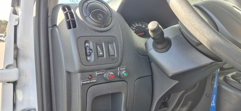 Renault Master com Elevador