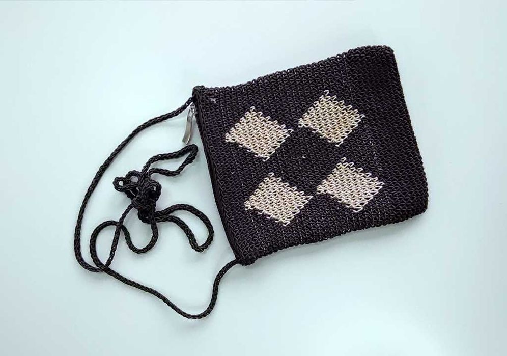 Сумочка летняя плетеная черная со светлыми ромбами.