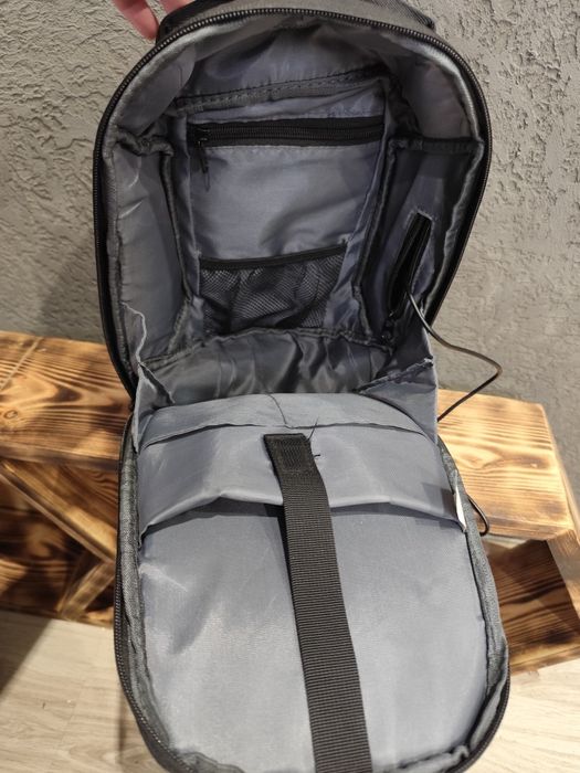 Plecak na jedno ramię z wbudowanym portem USB