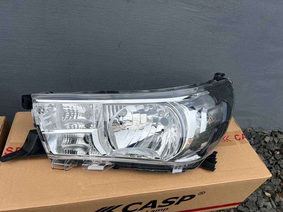 Фара передня Toyota Hilux 2015-2022 року