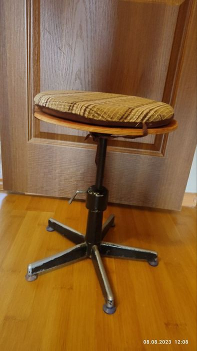 Стілець круглий,залізний концертний