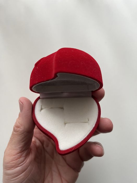 Футляри для каблучок або сережок, один для обручок