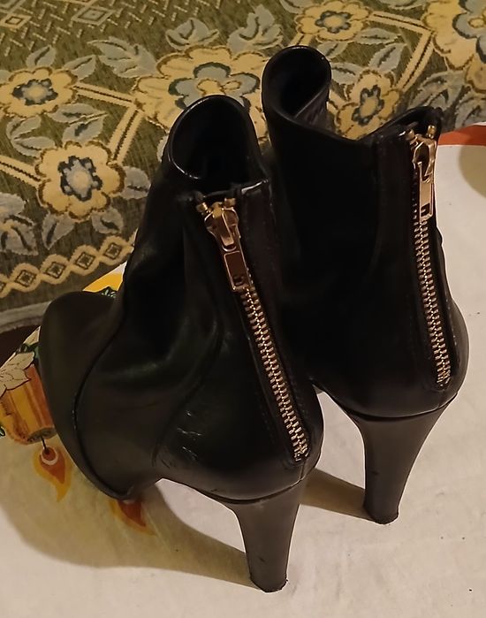 Skórzane czarne botki