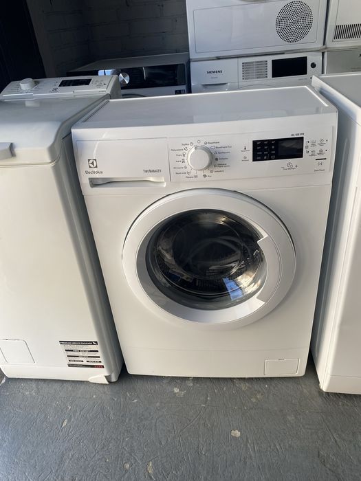 Пральна машина Electrolux. Вузька