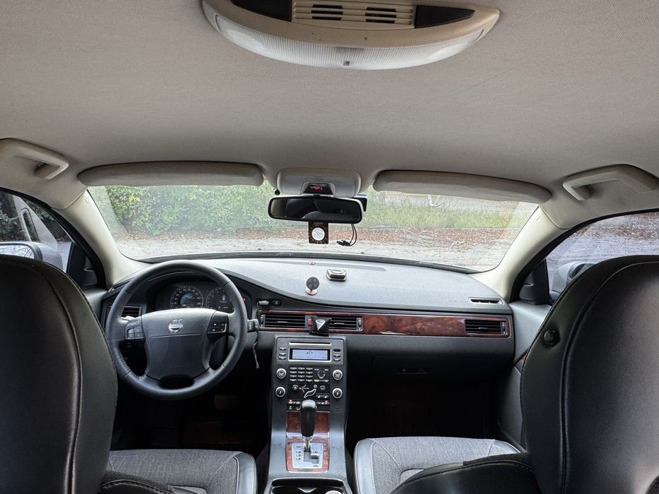 Volvo XC70 — надійний повнопривідний універсал у чудовому стані