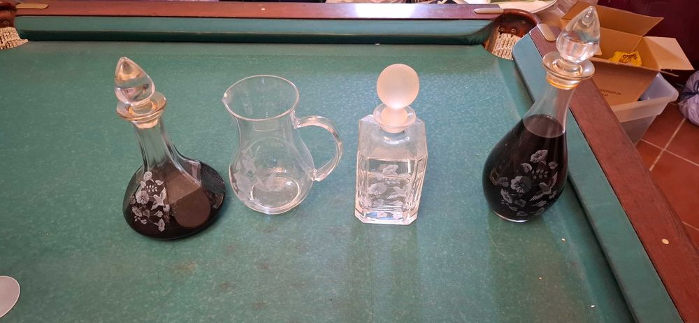 Conjunto de copos e garrafas em vidro gravado – mais de 100 peças