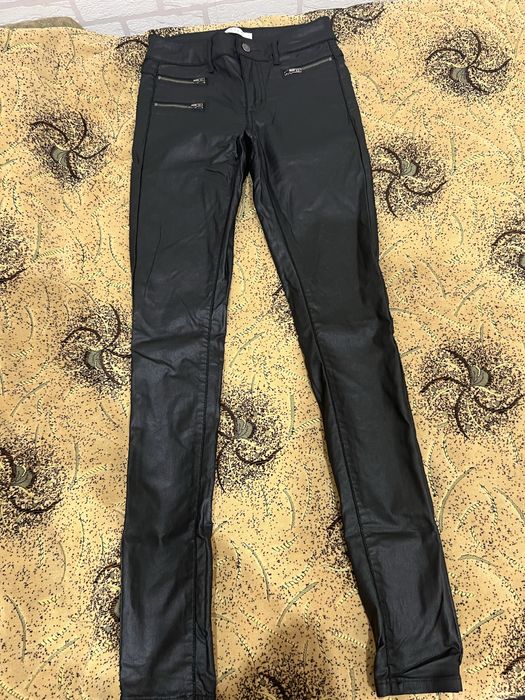 Жіночі шкіряні лосини на замочку