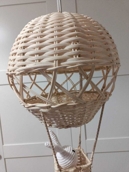 balon na powietrze z wikliny ozdoba dziecięcego pokoju