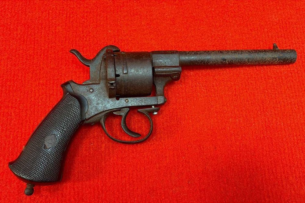 Revolver antigo para coleção ou decoração, obsuleto, peças em falta.