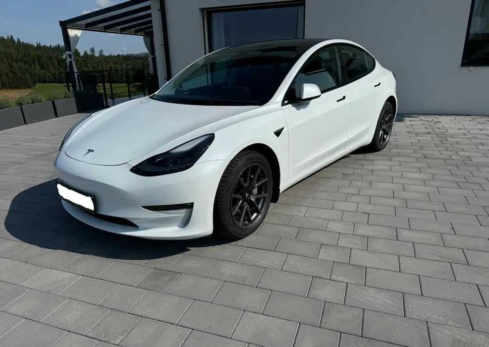 tesla model 3 2021 року