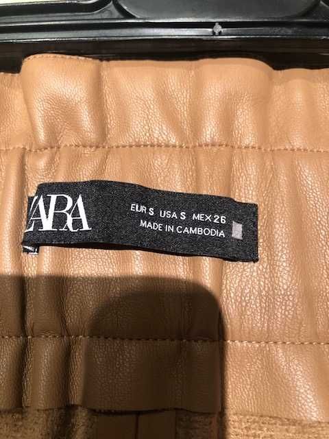 Calção senhora, em pele,  cor bege (tom camurça) marca Zara