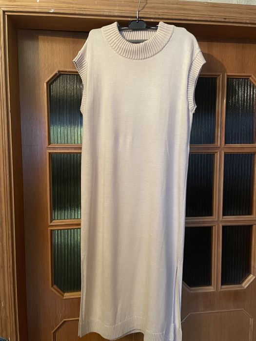 Сукня бежового кольору