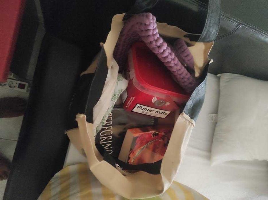Lote de roupa e acessórios de mulher