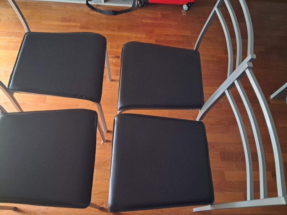 Conjunto mesa e 4 cadeiras