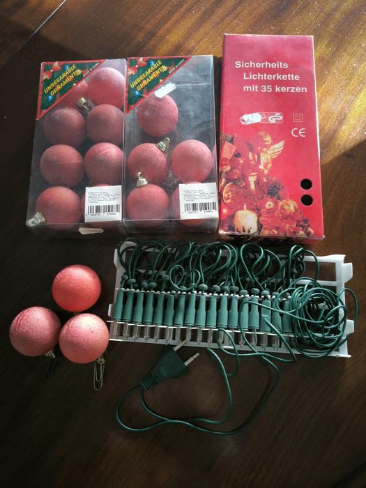Decorações de Natal: lâmpadas e 16 bolas