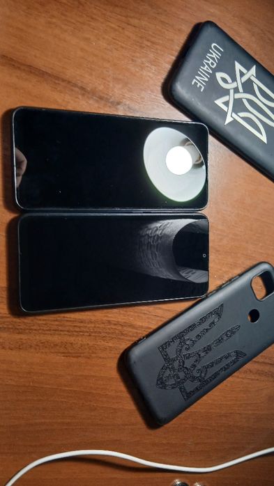 Продам два телефони