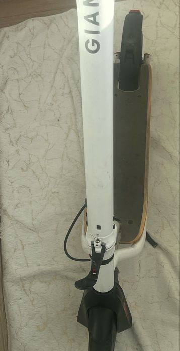 Елекросамокат giant