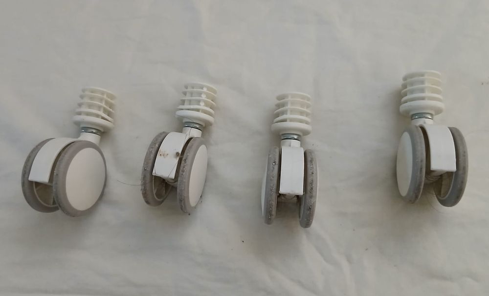 Conjunto de 4 rodas para armário ou outros móveis. .