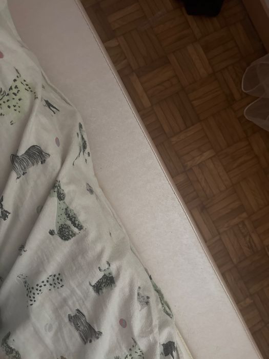 Cama casal, com duas mesas de cabeceira