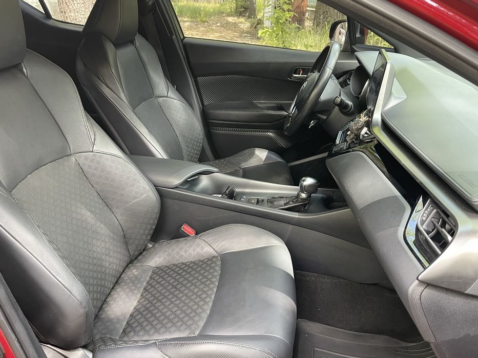 Продам офіційний автомобіль Toyota CH-R  Гібрід .