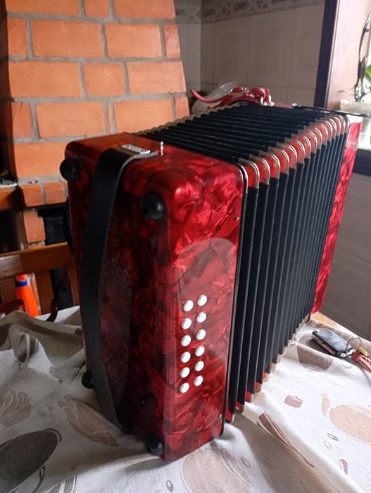 Red concertina64752343974275124