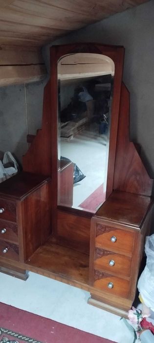 Toilete móvel antigo