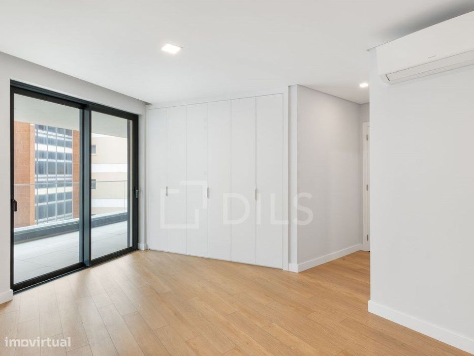 Apartamento T2 novo, na Parede, junto praia, com garagem e elevador