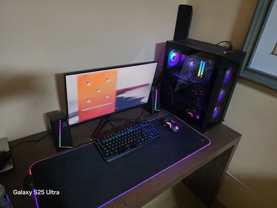 Komputer gamingowa z całym osprzętem do grania