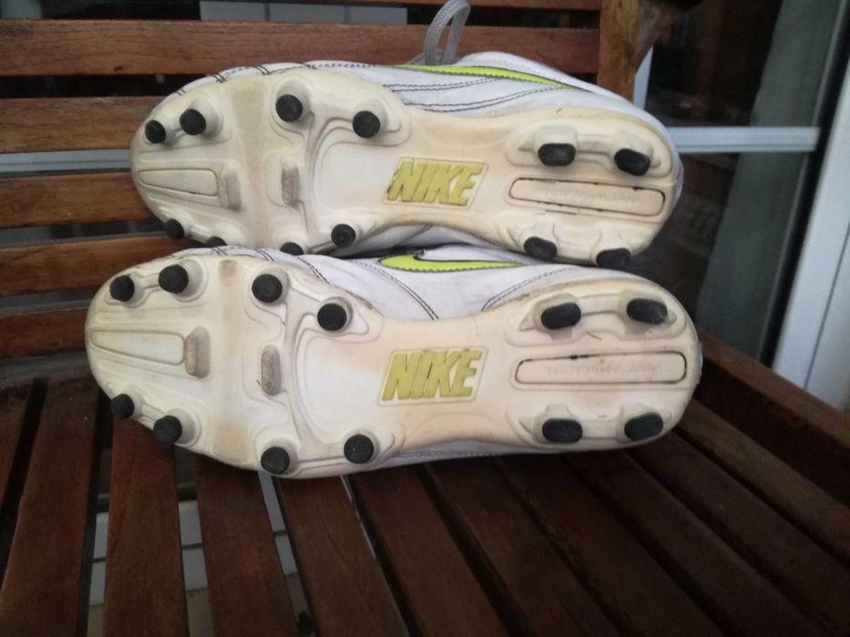 Chuteiras com pitons tênis sapatilhas para futebol da Nike Tiempo