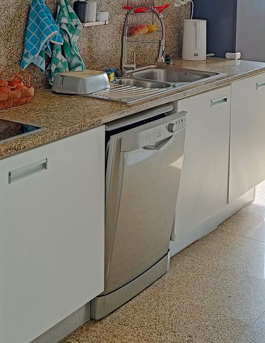 Eletrodomésticos de Cozinha (Forno, Micro-ondas Siemens e Máquina Louça Indesit)
