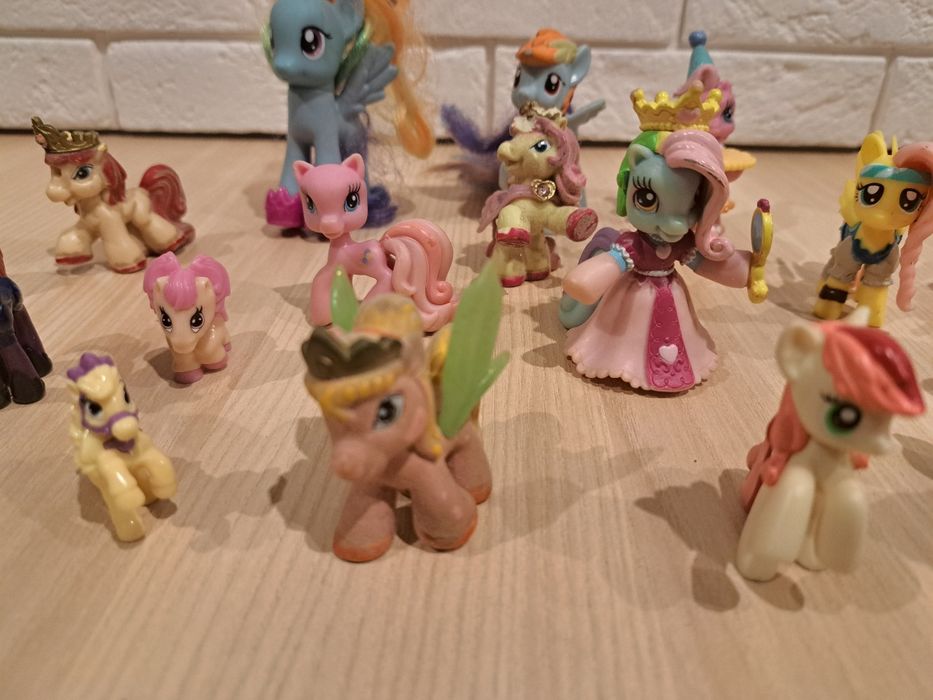 16 szt figurek kucyków.