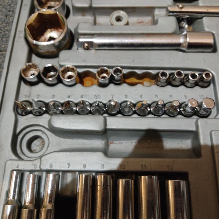 Zestaw kluczy nasadowych calowe i metryczne