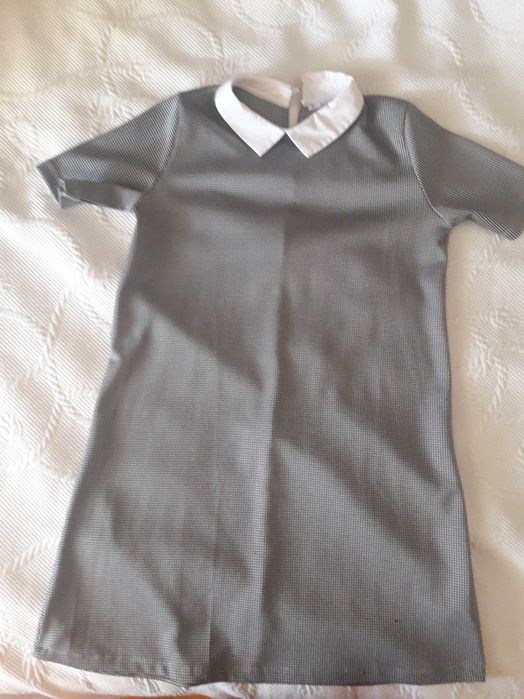 Vestido com gola branca