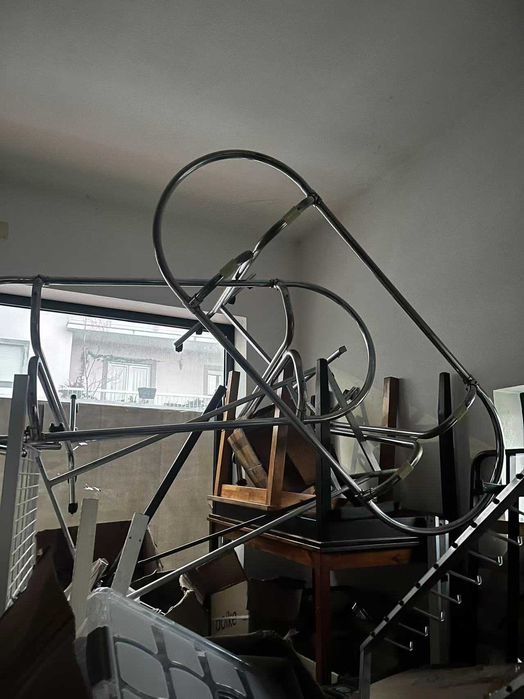 Estante metálica, adequada para uso em armazéns.