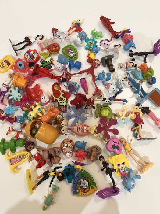 Лот різних іграшок кіндер