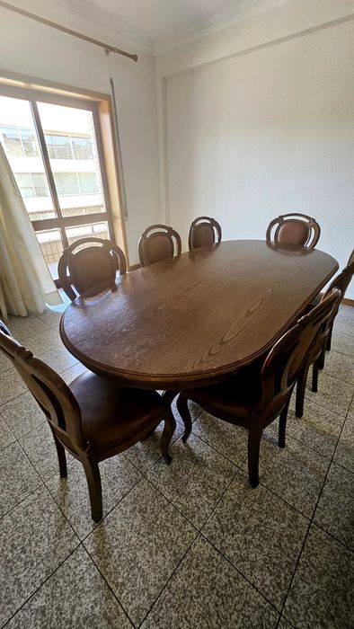 Mesa de Jantar em Madeira Maciça + 8 Cadeiras em Couro | Estilo Clássico Luís XV