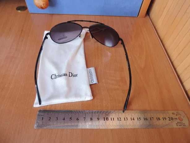 Сонцезахисні окуляри.