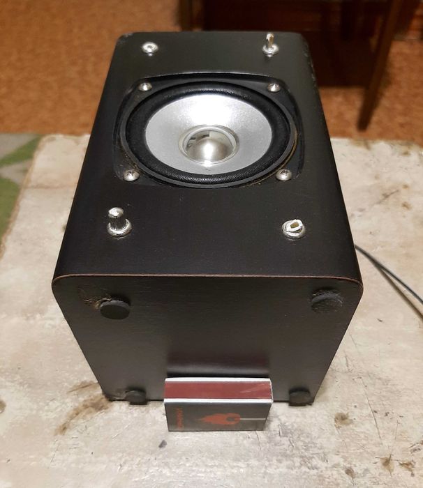 Різні динаміки як міцні так і слабкі та інші.