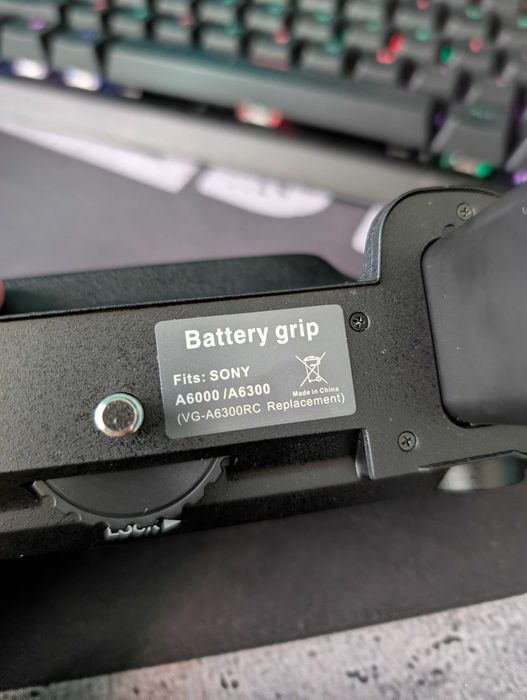 Grip Sony A6000 A6300 A6400 jak nowy mało używany