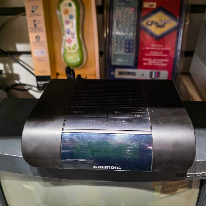 Rádio Despertador GRUNDIG KSC 30 / GKR 31 – FM • Snooze • Dimmer