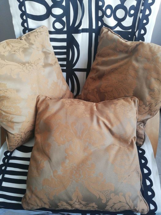 5 Almofadas Douradas sofá ou cama