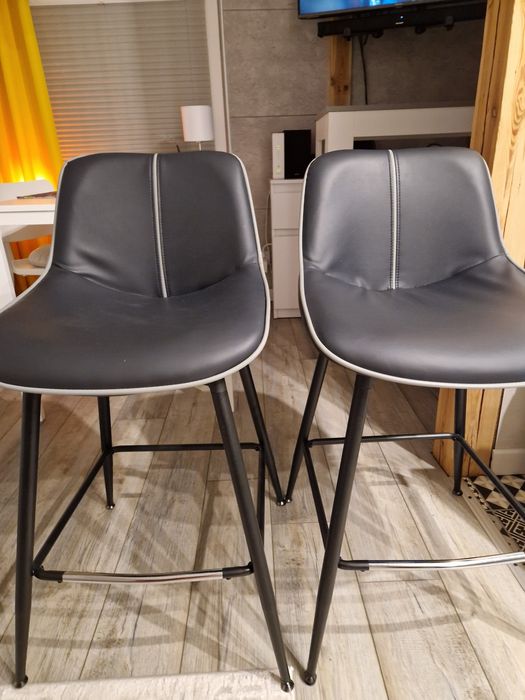 Sprzedam dwa krzesła barowe wys.  60 cm