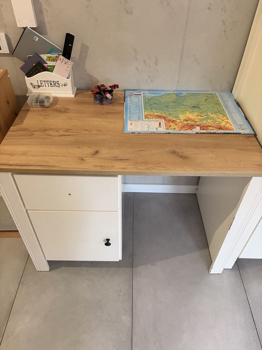 Meble do pokoju z łóżkiem