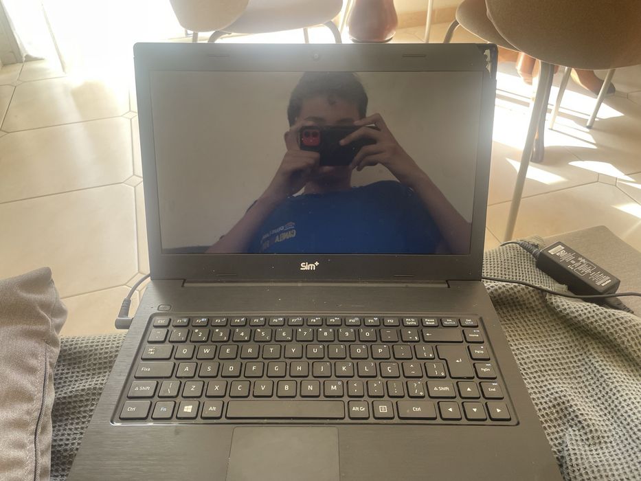 Portatil Celeron 847 4GB, só funciona carregando, teclado PT-BR