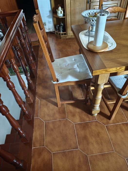 Mesa de cozinha com cadeiras