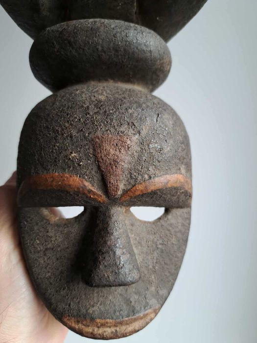 Máscara africana tribal de madeira, Nigéria. Antiga.